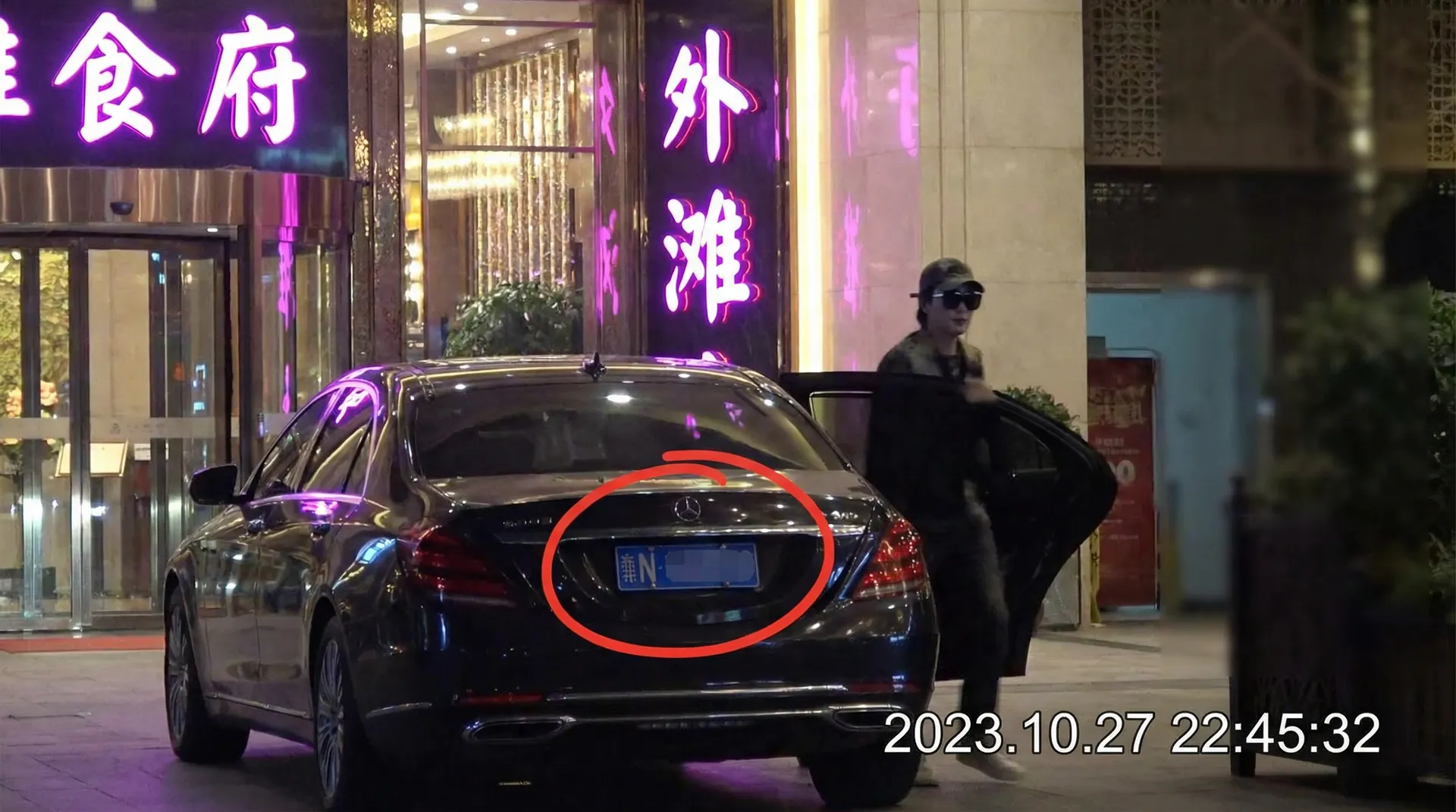 凤凰体育网址 - 豪车餐厅外偷拍